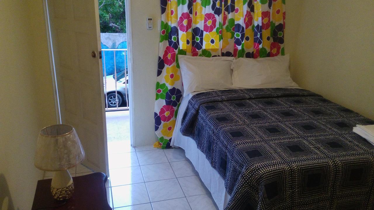 Tropical Manor Inn Half-Way-Tree 金斯敦 外观 照片