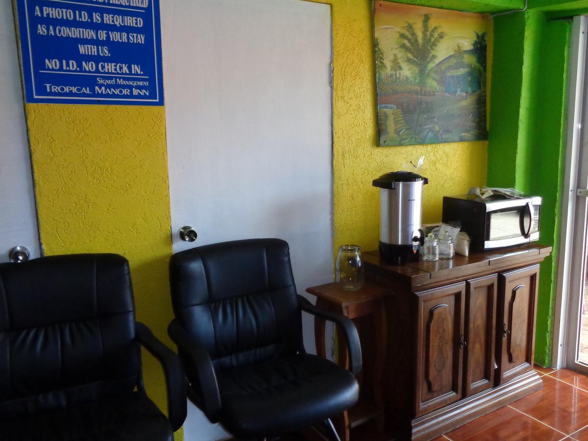 Tropical Manor Inn Half-Way-Tree 金斯敦 外观 照片
